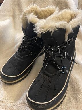 Global Win Black Winter Lace-Up Boots with Cream Faux Fur